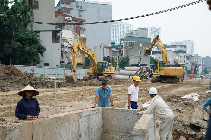 Đoạn Ngụy Như Kon Tum - Nguyễn Trãi dài khoảng 0,91 - 0,95km. Mặt bằng đường đã cơ bản hoàn thiện, chuẩn bị thảm bê tông nhựa.