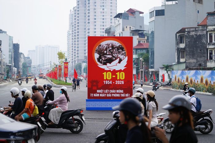 Tấm pano tuyên truyền chào mừng 72 năm Ngày Giải phóng Thủ đô được đặt trang trọng tại điểm đầu tuyến đường mới mở.