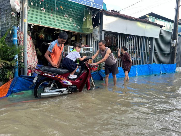 Nhiều khu vực nhà dân được rào chắn ngăn nước.