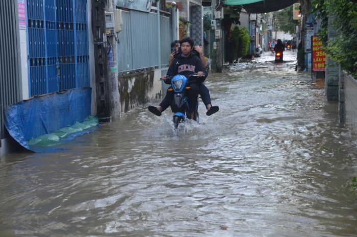 Triều cường dâng vào giờ tan tầm khiến học sinh, người lao động khó khăn khi di chuyển.