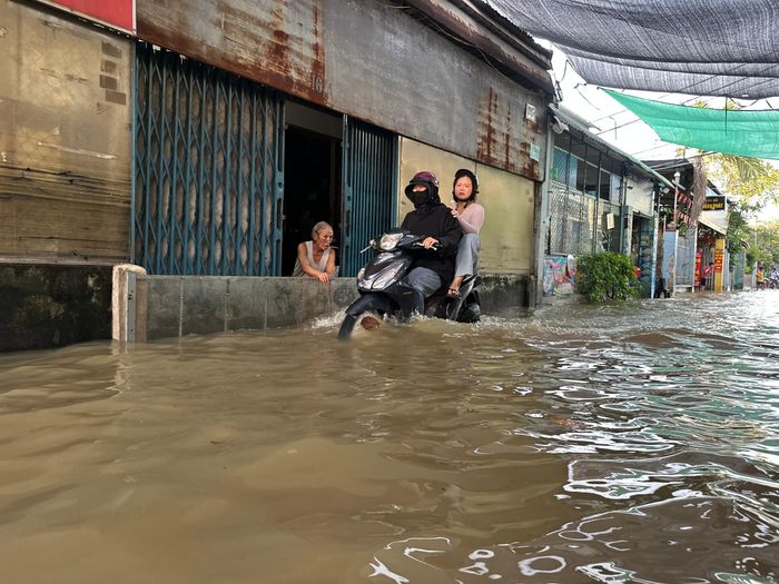 Triều cường dâng khiến việc di chuyển khó khăn, tiềm ẩn nhiều nguy hiểm.