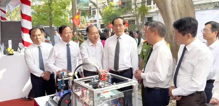 Các đại biểu tham quan các mô hình ứng dụng khoa học, công nghệ tại ngày hội.