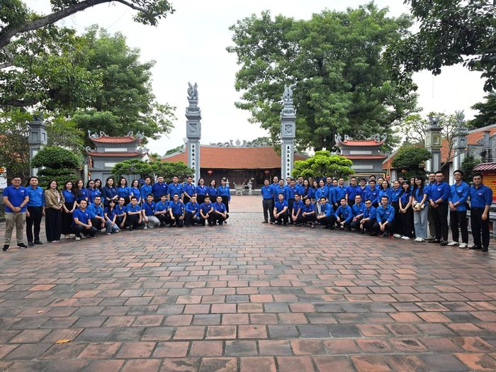 Đoàn công tác Đoàn Thanh niên Bộ Xây dựng chụp ảnh lưu niệm tại Cụm di tích Từ Lương Xâm, TP Hải Phòng.