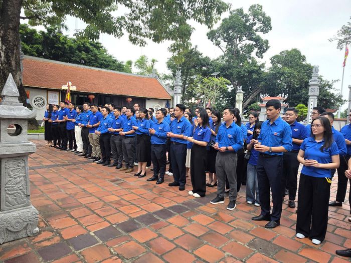 Đoàn viên, thanh niên Bộ Xây dựng dâng hương, tìm hiểu lịch sử và giá trị văn hóa di tích quốc gia đặc biệt Cụm di tích Từ Lương Xâm - Căn cứ bản doanh của Ngô Quyền năm 938.