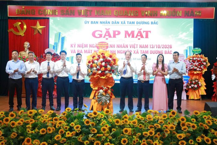 Ông Hoàng Long Biên, Tỉnh ủy viên, Trưởng Ban Quản lý các khu công nghiệp tỉnh Phú Thọ tặng hoa chúc mừng Hội Doanh nghiệp xã Tam Dương Bắc khóa I, nhiệm kỳ 2026 - 2030.