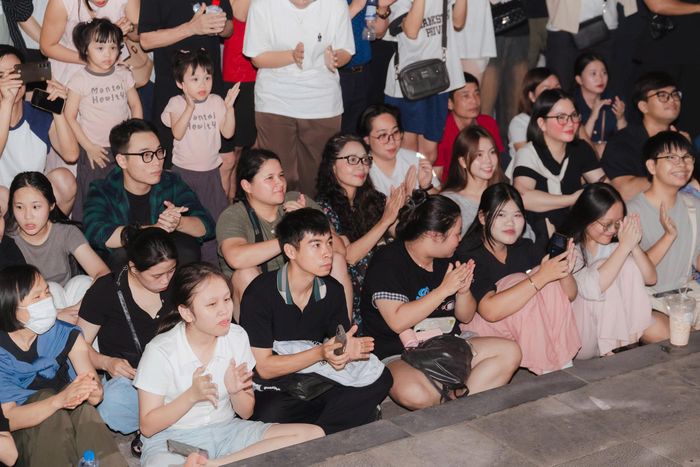 Khán giả Thủ đô hào hứng ngồi dưới phố đi bộ thường thức chương trình nghệ thuật.