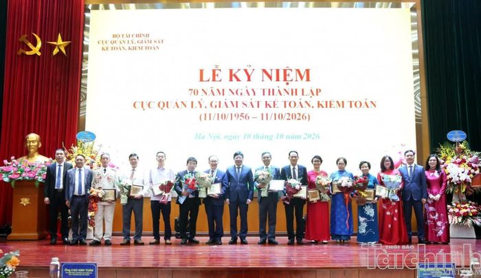 Tri ân các thế hệ lãnh đạo của Cục Quản lý giám sát kế toán, kiểm toán. Ảnh: Đức Minh