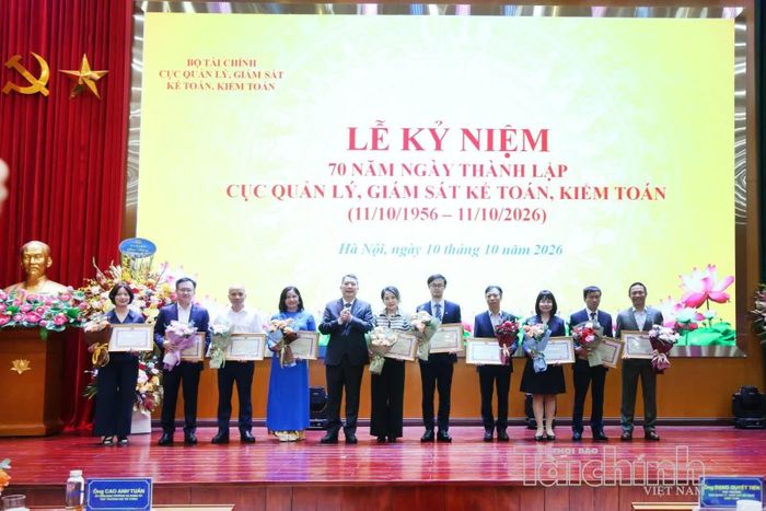 Thừa ủy quyền của Bộ trưởng Bộ Tài chính, Thứ trưởng Cao Anh Tuấn trao Bằng khen cho 10 tập thể. Ảnh: Đức Minh