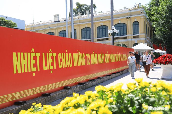 Hai ảnh trên: Đường phố Hà Nội rực rỡ cờ hoa chào mừng kỷ niệm 72 năm Ngày giải phóng (10/10/1954 - 10/10/2026). Ảnh: hanoimoi.vn↵ ↵↵