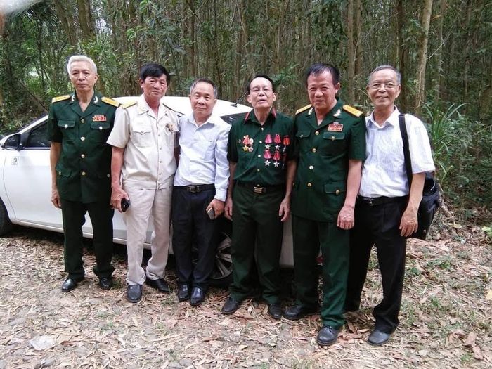 Đại Tá Nguyễn Tiến Dũng & Đại tá Đinh Huy Trụng cùng các cựu chiến binh D406 đặc công QK5 , tại khu vực Gò Cao - Sơn Tịnh - Quảng Ngãi năm 2020 .Ảnh từ trái sang phải : Huy Trụng - Nguyễn Xuân Thụ - Mạc Xuân Yên - Trần Văn Khanh ( Nguyên chính trị viên C2 D406 đặc công QK5) -- Nguyễn Tiến Dũng - Hoàng Quang Khang .- Ảnh ; Huy Trụng