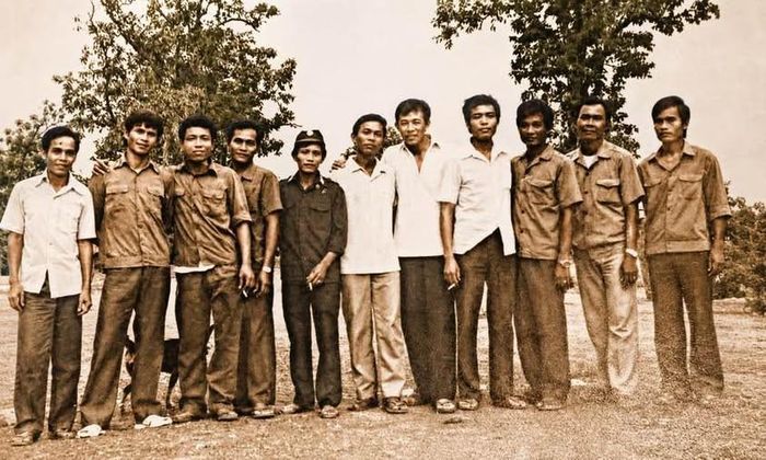 Tấm hình trên là lúc chia tay cán bộ ta và chủ tịch huyện ( Chép ) cũng là lần cuối chia tay nước bạn Cam pu chia sau hơn mười năm làm nhiệm vụ của quân tình nguyện .Đại tá Nguyễn Tiến Dũng ( thứ 5 phải qua ) - Ảnh ; NVCC