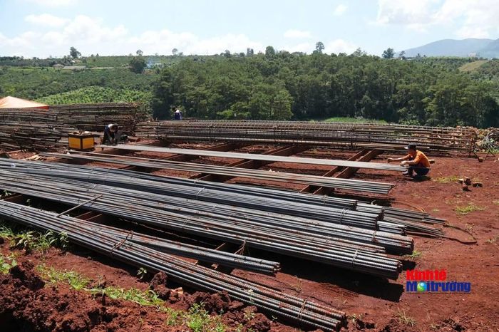 Dự án được điều chỉnh từ quy mô đầu tư phân kỳ với nền đường rộng 17m lên quy mô hoàn chỉnh 4 làn xe, nền đường rộng 24,75m (Ảnh: C.H)