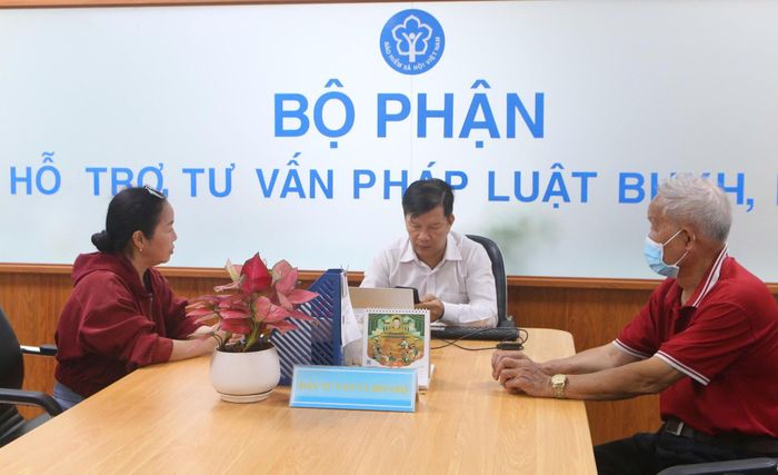 Người dân được tư vấn, giải đáp tại bộ phận hỗ trợ, tư vấn pháp luật của BHXH thành phố Đồng Nai. Ảnh: Hồ Tú