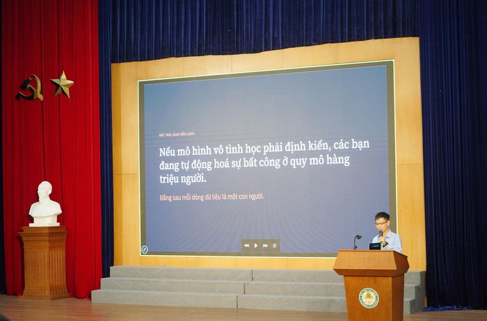 TS Nguyễn Trung Thành, Giám đốc Công ty Cổ phần TrustKeys Finance trình bày tham luận Ứng dụng của khoa học dữ liệu giải quyết một số vấn đề thực tiễn trong Tài chính. Ảnh: Ngọc Bích