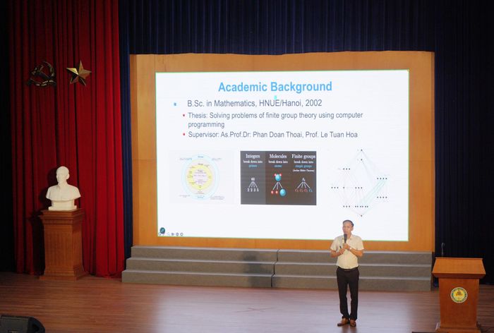 TS Nguyễn Văn Tăng, Phó trưởng Khoa Công nghệ và Khoa học Dữ liệu, Trường Đại học Ngoại thương trình bày tham luận Khung tri thức Toán học trong Khoa học dữ liệu. Ảnh: Ngọc Bích
