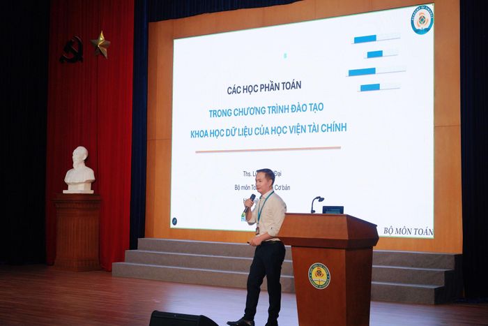 ThS Lưu Trọng Đại, Khoa Cơ bản, Học viện Tài chính trình bày tham luận Các học phần Toán trong chương trình đào tạo Khoa học dữ liệu của Học viện Tài chính.Ảnh: Ngọc Bích