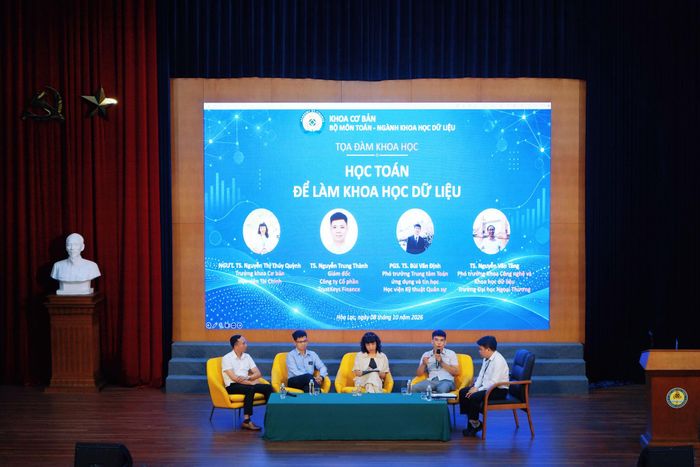 Các đại biểu tham gia tọa đàm bàn tròn với chủ đề “Học Toán để làm Khoa học dữ liệu”. Ảnh: Ngọc Bích