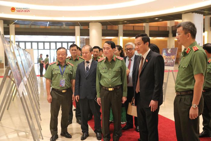 Các đại biểu tham quan triển lãm bên lề Hội thảo