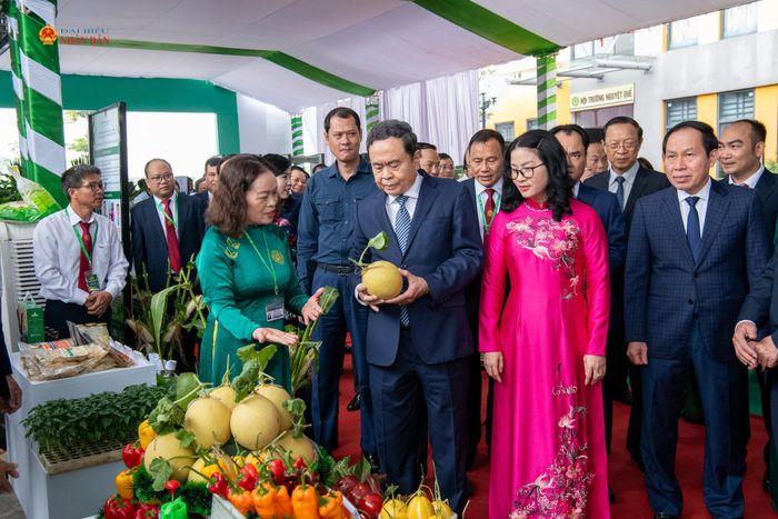 Chủ tịch Quốc hội Trần Thanh Mẫn thăm các gian hàng trưng bày tại lễ kỷ niệm