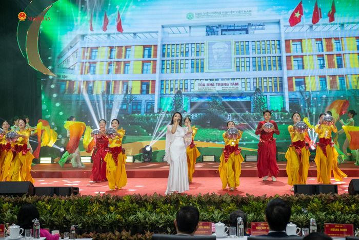 Tiết mục văn nghệ tại lễ kỷ niệm