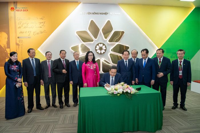Chủ tịch Quốc hội Trần Thanh Mẫn ghi sổ vàng truyền thống Học viện Nông nghiệp Việt Nam