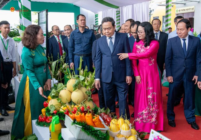 Chủ tịch Quốc hội Trần Thanh Mẫn thăm các gian hàng trưng bày tại lễ kỷ niệm
