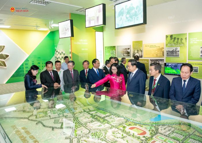 Chủ tịch Quốc hội Trần Thanh Mẫn tham quan phòng truyền thống của Học viện Nông nghiệp Việt Nam
