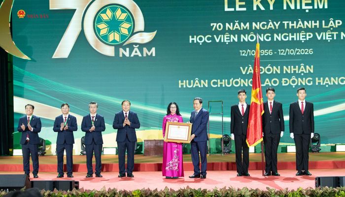 Chủ tịch Quốc hội Trần Thanh Mẫn trao Huân chương Lao động hạng Nhất tặng Học viện Nông nghiệp Việt Nam