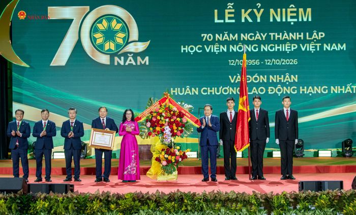 Chủ tịch Quốc hội Trần Thanh Mẫn trao Huân chương Lao động hạng Nhất tặng Học viện Nông nghiệp Việt Nam