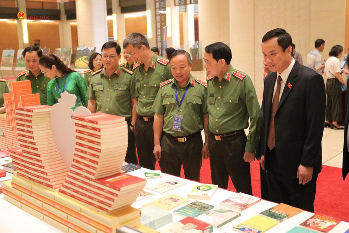 Các đại biểu tham quan không gian trưng bày bên lề hội thảo. Ảnh: Hồ Long