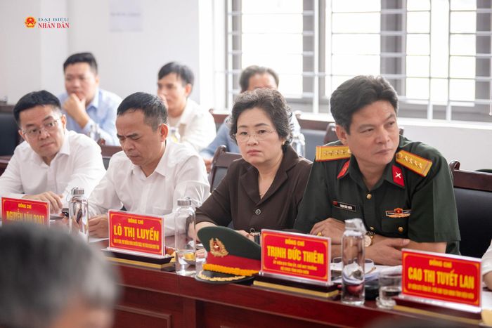 Các biểu tham dự cuộc làm việc