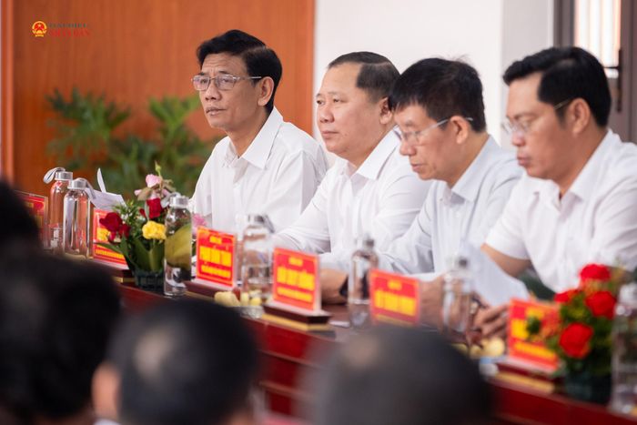 Các biểu tham dự cuộc làm việc