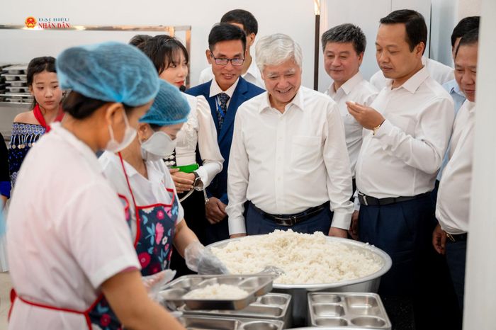 Phó Chủ tịch Thường trực Quốc hội Đỗ Văn Chiến thăm, kiểm tra cơ sở vật chất Trường Phổ thông Nội trú Tiểu học và THCS Sam Mứn