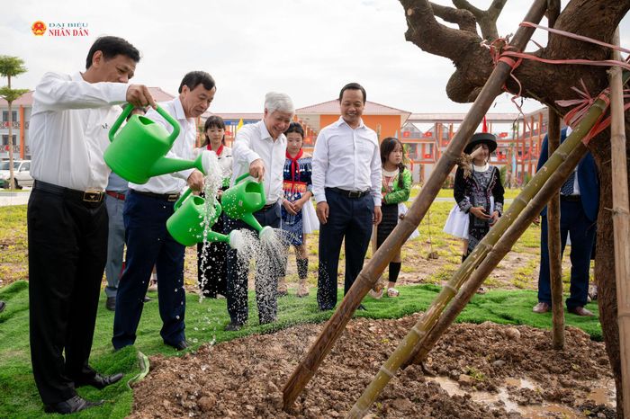 Phó Chủ tịch Thường trực Quốc hội Đỗ Văn Chiến trồng cây lưu niệm tại Trường Phổ thông Nội trú Tiểu học và THCS Sam Mứn