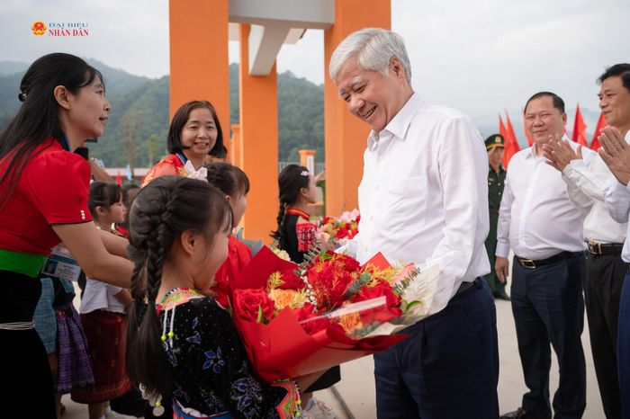 Phó Chủ tịch Thường trực Quốc hội Đỗ Văn Chiến thăm Trường Phổ thông Nội trú Tiểu học và THCS Sam Mứn, xã Sam Mứn, tỉnh Điện Biên
