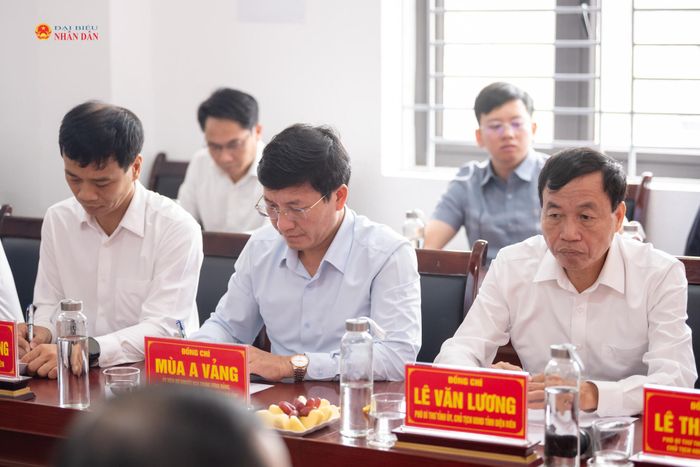 Các biểu tham dự cuộc làm việc