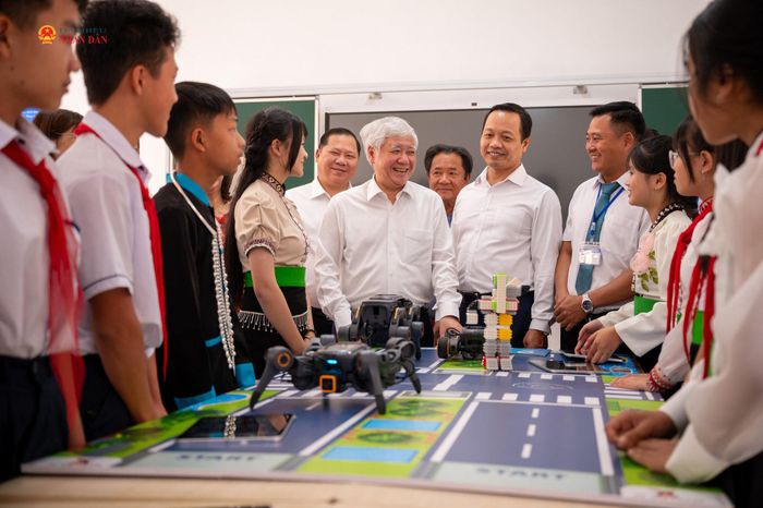 Phó Chủ tịch Thường trực Quốc hội Đỗ Văn Chiến thăm, kiểm tra cơ sở vật chất Trường Phổ thông Nội trú Tiểu học và THCS Sam Mứn