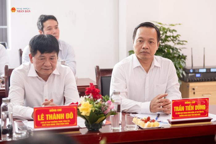 Các biểu tham dự cuộc làm việc