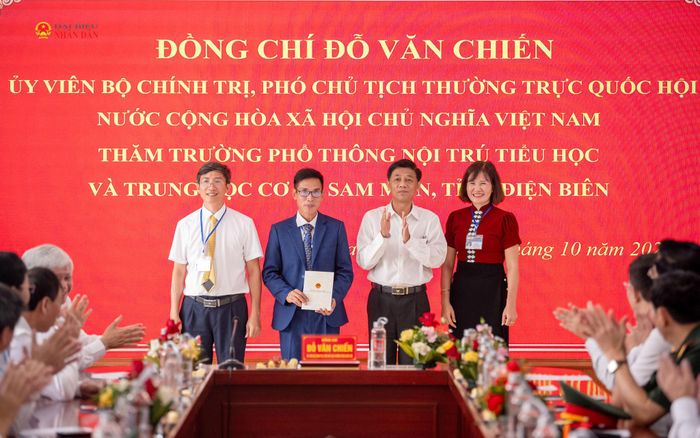 Chủ tịch Hội đồng Dân tộc Lâm Văn Mẫn trao quà tặng Trường Phổ thông Nội trú Tiểu học và THCS Sam Mứn, xã Sam Mứn
