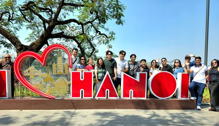 Nhóm du khách quốc tế thích thú ghi lại những khoảnh khắc đẹp cùng người dân Hà Nội trong ngày kỷ niệm 72 năm Giải phóng Thủ đô.
