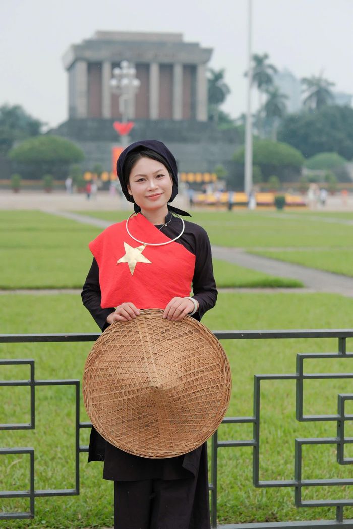 Cô giáo Nông Thu Trang trong khoác lên mình trang phục truyền thống dân tộc Tày ghi lại hình ảnh kỷ niệm tại Quảng trường Ba Đình, Hà Nội.