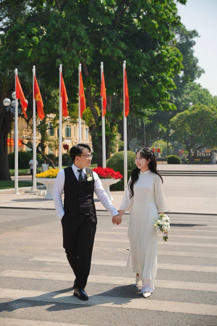 Cặp đôi Nguyên Vũ - Thanh Bình (Hà Nội) lựa chọn không gian rợp cờ hoa tại phố đi bộ để lưu giữ khoảnh khắc hạnh phúc của đời mình.