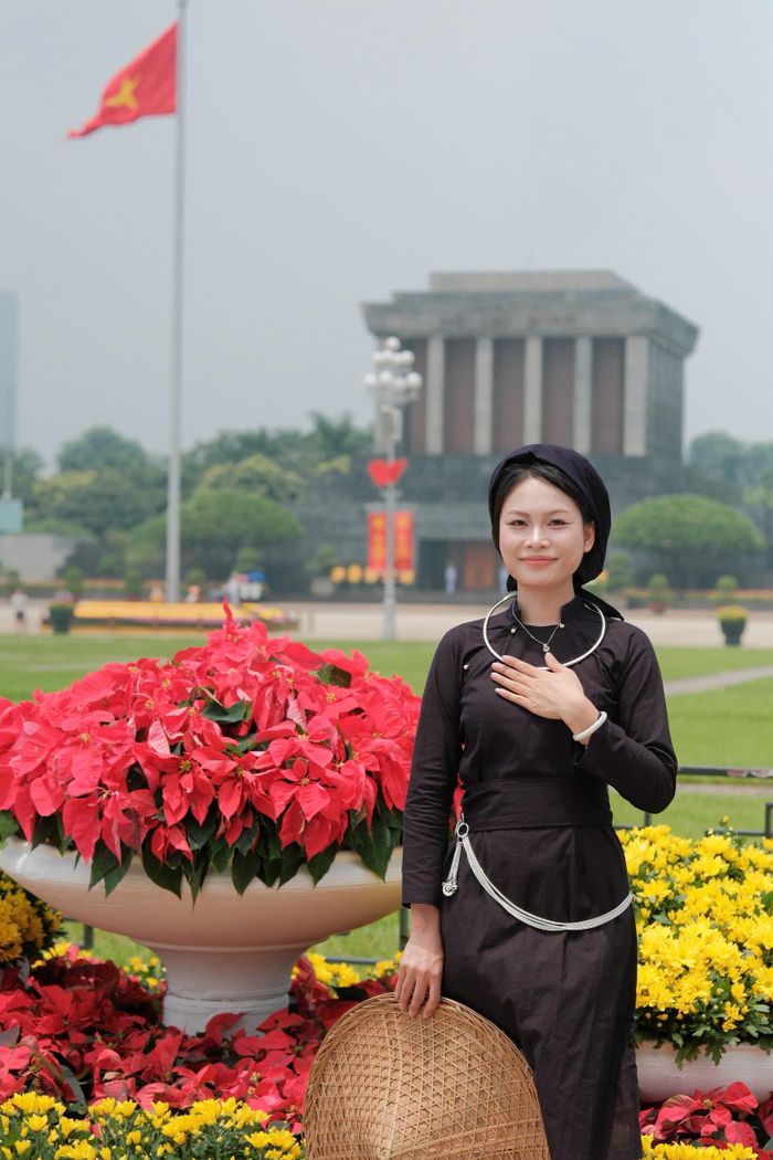 Cô giáo Nông Thu Trang trong khoác lên mình trang phục truyền thống dân tộc Tày ghi lại hình ảnh kỷ niệm tại Quảng trường Ba Đình, Hà Nội.
