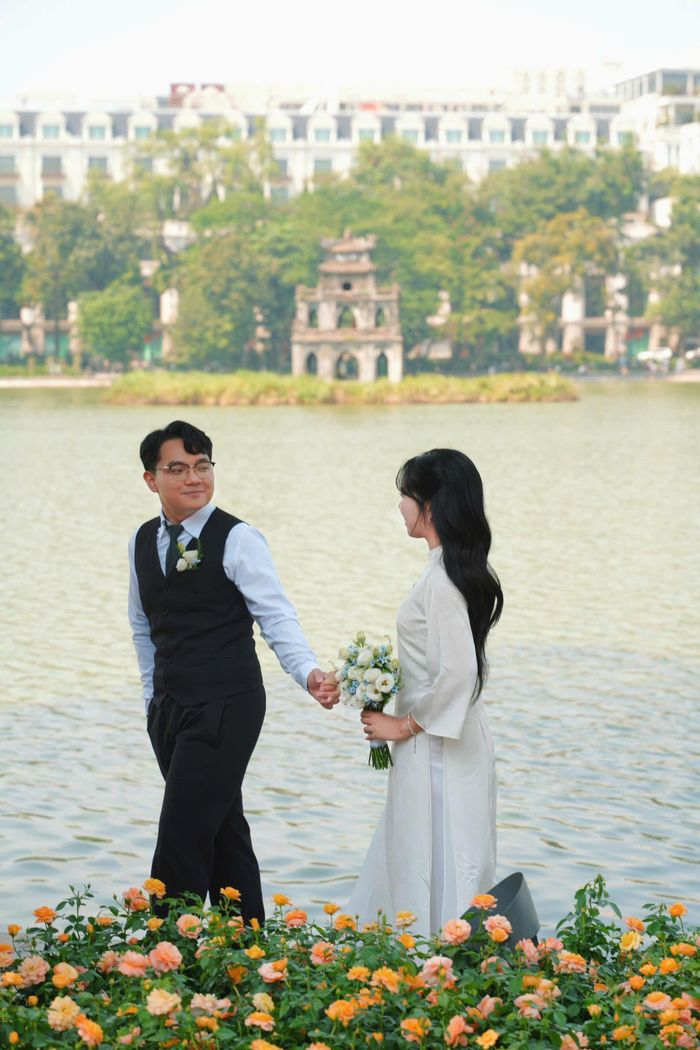 Cặp đôi Nguyên Vũ - Thanh Bình (Hà Nội) lựa chọn không gian rợp cờ hoa tại phố đi bộ để lưu giữ khoảnh khắc hạnh phúc của đời mình.