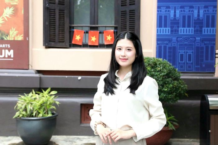 Bạn Ngọc Ánh tham quan, tìm hiểu các hiện vật lịch sử tại Bảo tàng Hà Nội.