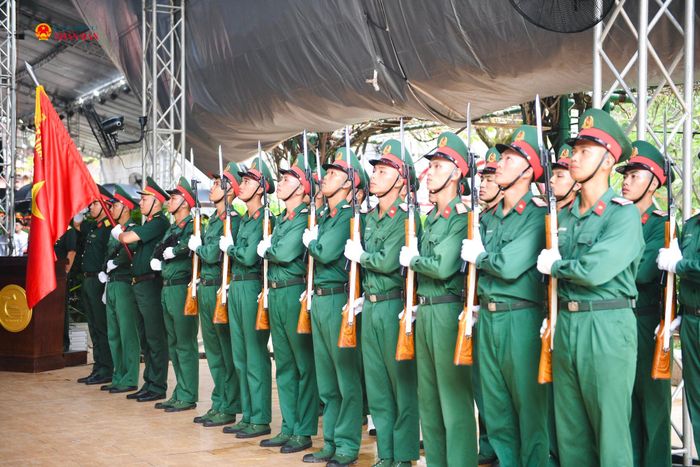 Các tiêu binh thực hiện phút tưởng niệm các anh hùng liệt sĩ đã chiến đấu ngoan cường và anh dũng hy sinh vì sự nghiệp đấu tranh giải phóng dân tộc