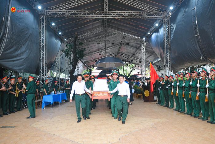Buổi sơ duyệt diễn ra với đầy đủ các nghi thức của buổi lễ chính. Hài cốt các liệt sĩ được di quan trang trọng