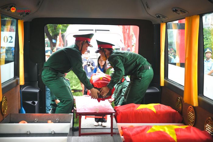 Sơ duyệt đưa di quách của các liệt sĩ tìm thấy tại công viên Lê Thị Riêng lên xe di chuyển đến Nghĩa trang liệt sĩ TP. Hồ Chí Minh để an táng