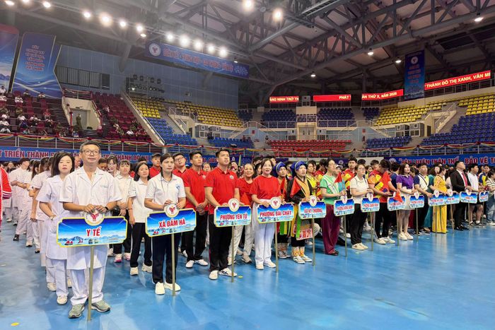 Đông đảo đại biểu, cán bộ, nhân dân và các lực lượng tham gia hưởng ứng lễ phát động