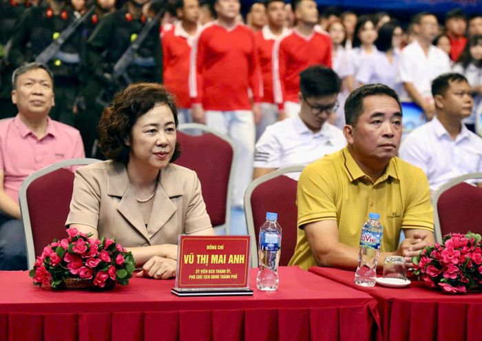 Phó Chủ tịch UBND thành phố Vũ Thị Mai Anh và các đại biểu dự chương trình